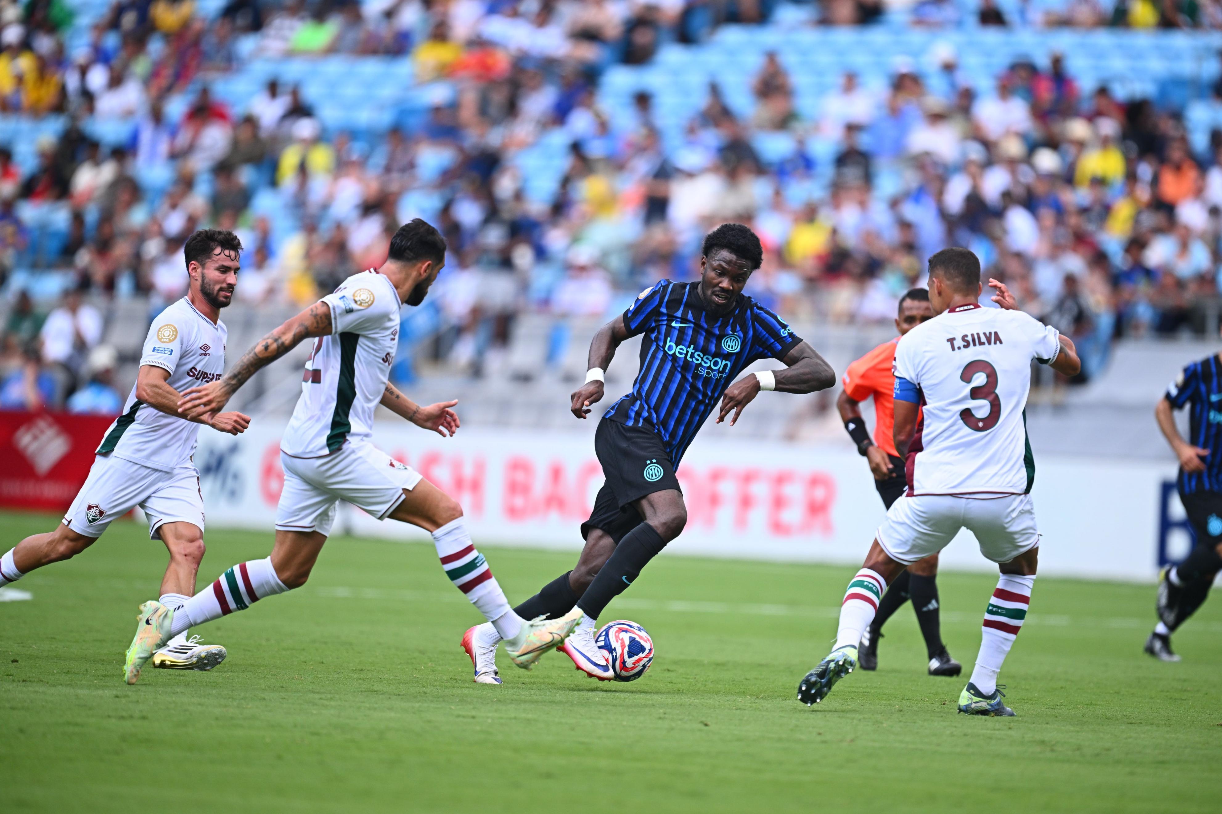 开云网站 -AC米兰训练开放日，赛后防线松动引欢呼，德甲在即，球队文化再被提及的简单介绍